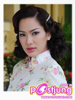 รินลณี	 ศรีเพ็ญ	 รับบท : เยนหลิง คาแรคเตอร์ :       ภรรยาคนที่สองของท่านเจ้าสัว เธอเป็นคนหน้าเนื้อใจเสือ พูดจาอ่อนหวานจนน่ากลัว ไม่เคยมีความรักและความจริงใจให้กับใครเลย เป็นคนมักใหญ่ใฝ่สูง ทะเยอทะยาน อิจฉาริษยา จิตใจโหดเหี้ยมอำมหิต พร้อมที่จะทำลายศัตรูคู่อาฆาตเพื่อให้ได้มาในสิ่งที่ตนเองต้องการตลอดเวลา เยนหลิงทำทุกวิถีทางเพื่อที่กำจัดบรรดาคุณนายต่าง ๆ ของท่านเจ้าสัวให้พ้นทาง เพื่อที่เธอจะได้ก้าวขึ้นมาเป็นหนึ่งเดียวเท่านั้น โดยไม่คำนึงถึงมนุษยธรรม คุณธรรมข้อใด ๆ ที่มีในโลก เยนหลิงชอบดูถูกคนอื่น ๆ อวดตัวว่าเป็นหลานสาวท่านทูต ทั้ง ๆ ที่แท้จริงแล้วเธอเป็นเพียงญาติห่าง ๆ ของแม่บ้านที่ทำงานให้แก่ท่านทูตเท่านั้น ไม่มีความกตัญญูรู้คุณใด ๆ เมื่อตนเองได้ดี แล้วก็ไม่เคยเห็นญาติพี่น้องอยู่ในสายตาอีกเลย