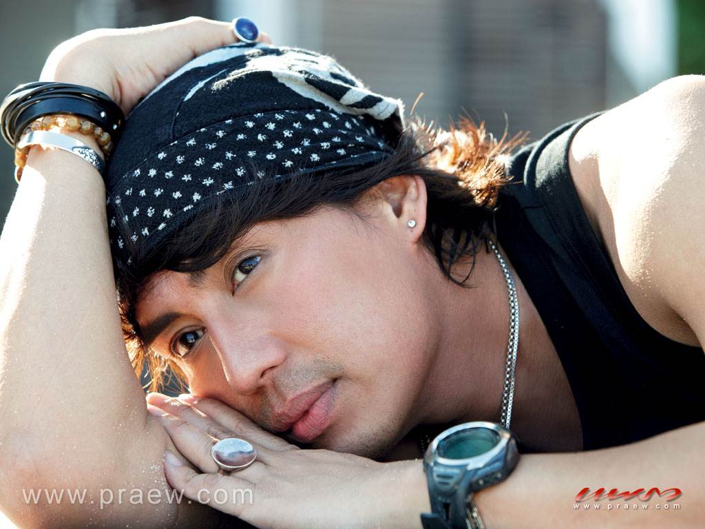 ธงไชย แมคอินไตย :: ชื่ออังกฤษ - อัลเบิร์ต แมคอินไตย ( Albert McIntyre ) :: ลูกครึ่งไทย - อังกฤษ