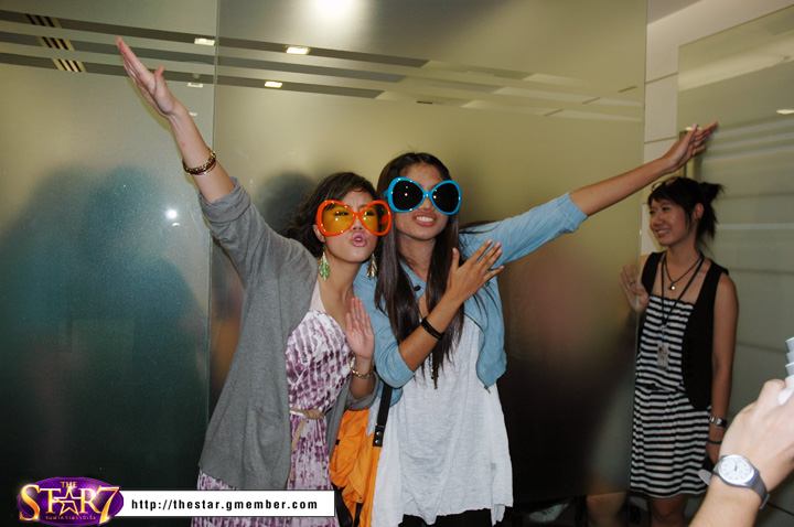 'ตูมตาม-นท' กระทบไหล่แฟนคลับ หลังจบ The Star!