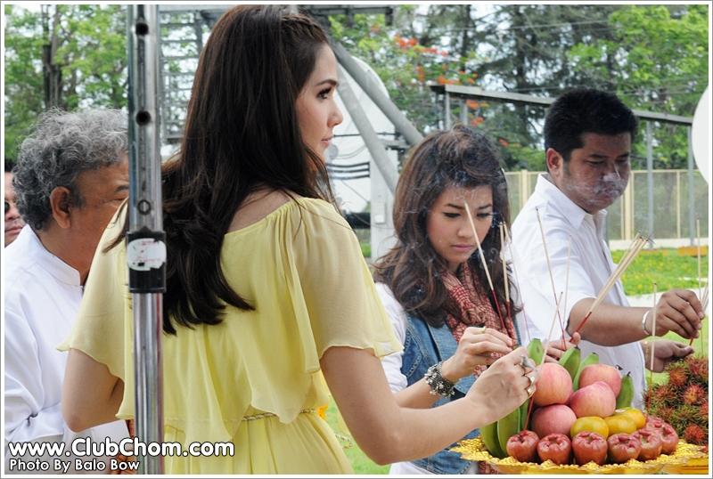 ชมพู่ อารยา  และ เบนซ์ พรชิตา ในละครเมียแต่ง