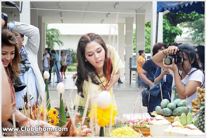 ชมพู่ อารยา  และ เบนซ์ พรชิตา ในละครเมียแต่ง