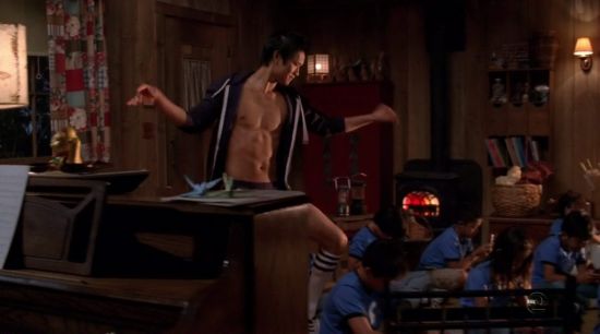 หนุ่มตี๋ harry shum jr.หรือMike Changในglee