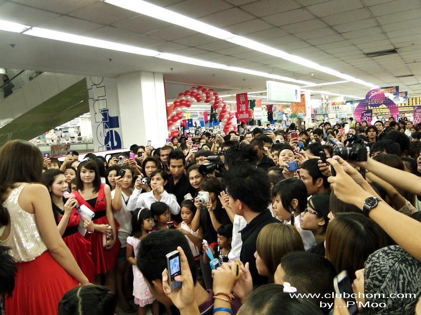 ชมพู่ อารยา ออกงานลอรีอัลคนเยอะมากแน่นจะเป็นลม