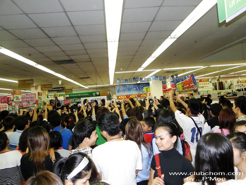 ชมพู่ อารยา ออกงานลอรีอัลคนเยอะมากแน่นจะเป็นลม