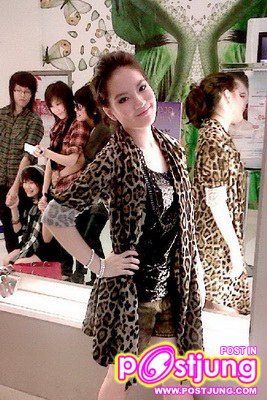 เกรซ แกรนท์ พี่สาวคนโตกับน้องคนเ็กแห่งด้วยเศียรเกล้า