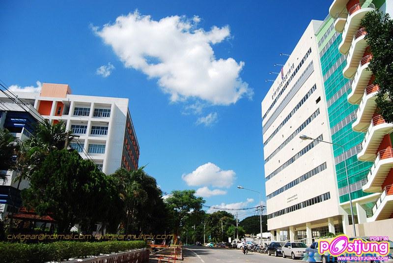 อาคารเรียนรวมคณะแพทย์ฝั่งขวา คณะเภสัชฯฝั่งซ้าย