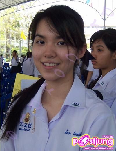 สาวๆในชุด ม.ปลาย