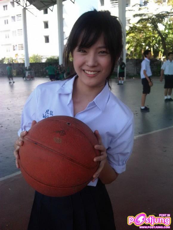 สาวๆในชุด ม.ปลาย