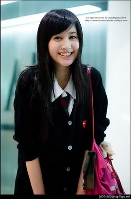 สาวน่ารักในชุดนักเรียนอินเตอร์