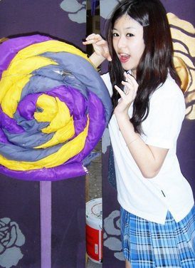 สาวน่ารักในชุดนักเรียนอินเตอร์