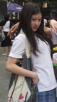สาวน่ารักในชุดนักเรียนอินเตอร์