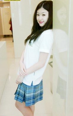 สาวน่ารักในชุดนักเรียนอินเตอร์