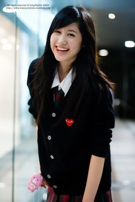 สาวน่ารักในชุดนักเรียนอินเตอร์