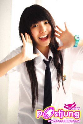 สาวน่ารักในชุดนักเรียนอินเตอร์
