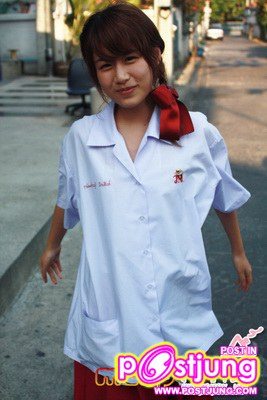 สาวน่ารักในชุดนักเรียนอินเตอร์