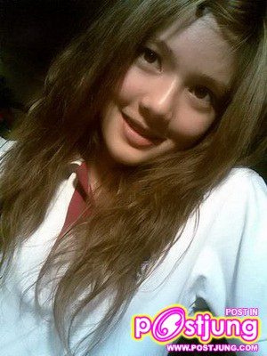 สาวน่ารักในชุดนักเรียนอินเตอร์