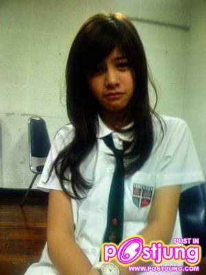 สาวน่ารักในชุดนักเรียนอินเตอร์