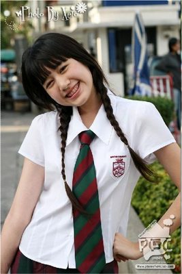 สาวน่ารักในชุดนักเรียนอินเตอร์