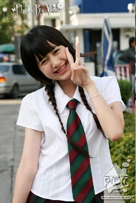 สาวน่ารักในชุดนักเรียนอินเตอร์
