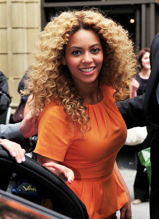 Beyonc&eacute; Goes Shopping With Piers Morgan