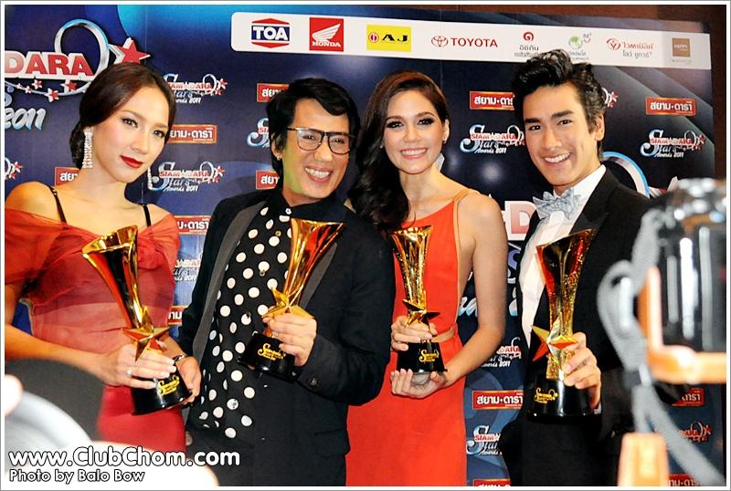 ชมพู่ อารยา  ในงานสยามดารา สตาร์อวอร์ด 2011