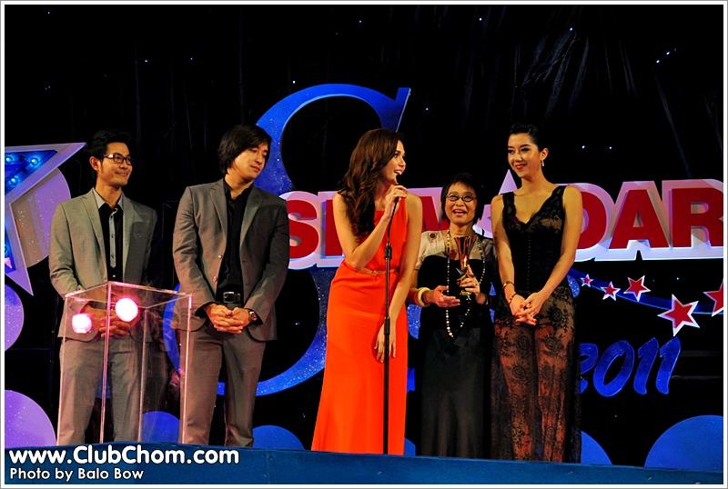ชมพู่ อารยา  ในงานสยามดารา สตาร์อวอร์ด 2011