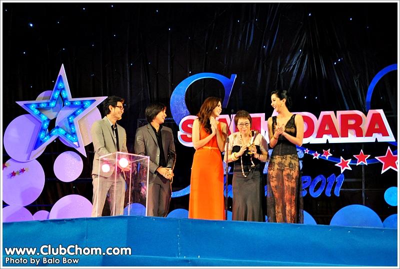 ชมพู่ อารยา  ในงานสยามดารา สตาร์อวอร์ด 2011