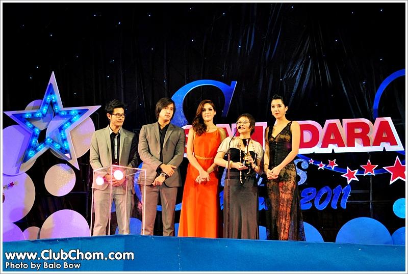 ชมพู่ อารยา  ในงานสยามดารา สตาร์อวอร์ด 2011
