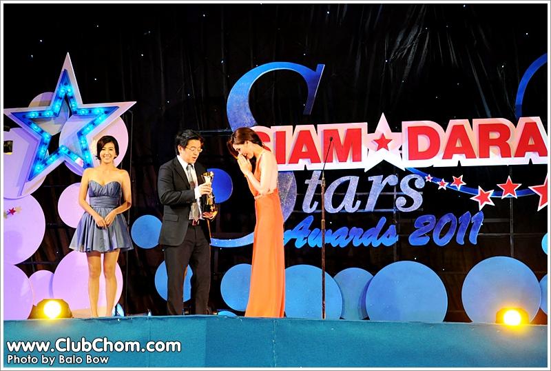 ชมพู่ อารยา  ในงานสยามดารา สตาร์อวอร์ด 2011