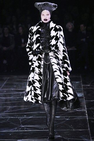 รำลึกผลงาน Alexander McQueen : Autumn/Winter 2009-10