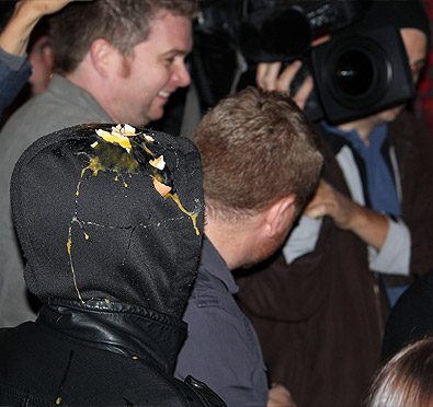 Lady Gaga ถูก haters เอาไข่จะเขวี้ยงหัว แต่พลาด!!! http://bit.ly/rpThVs