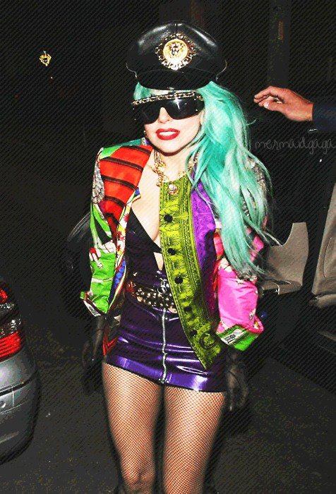 Lady Gaga ถูก haters เอาไข่จะเขวี้ยงหัว แต่พลาด!!! http://bit.ly/rpThVs