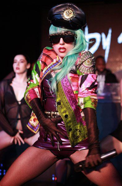Lady Gaga ถูก haters เอาไข่จะเขวี้ยงหัว แต่พลาด!!! http://bit.ly/rpThVs