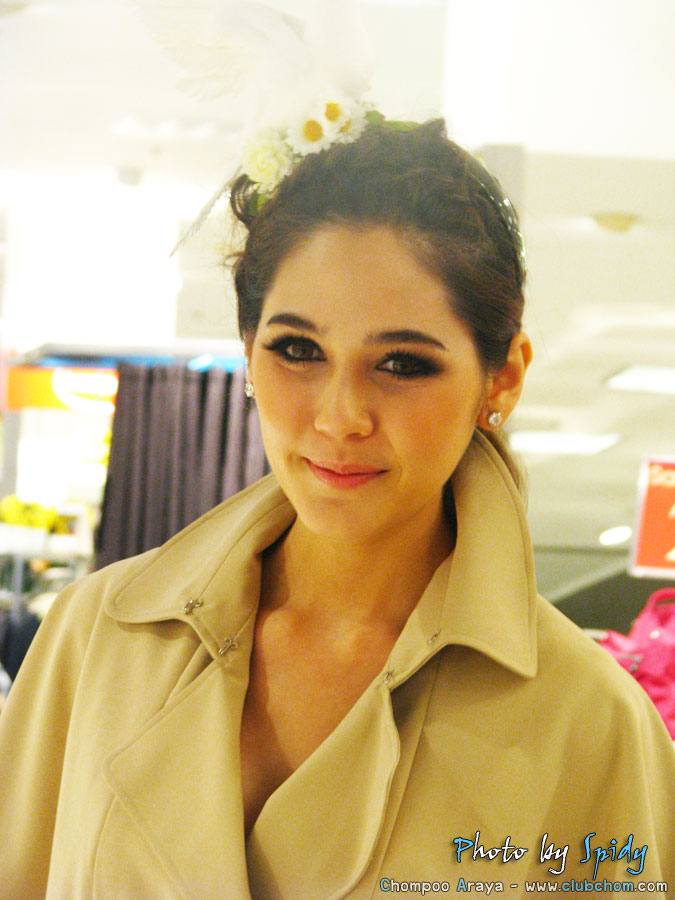 ชมพู่ อารยา ในงานนิทรรศการ GLAMOUR 60 YEARS OF ITALIAN FASHION