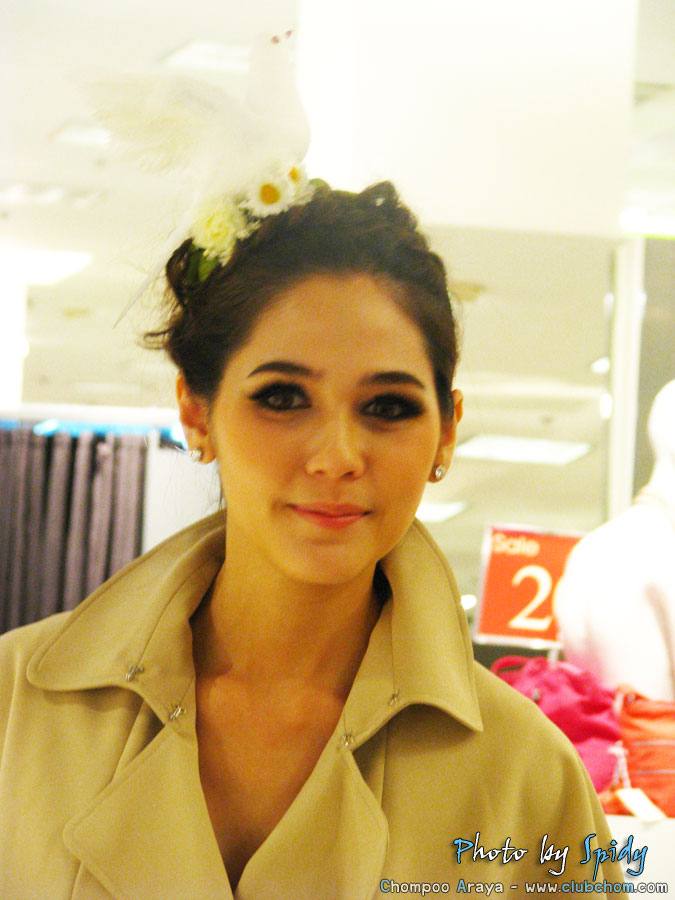 ชมพู่ อารยา ในงานนิทรรศการ GLAMOUR 60 YEARS OF ITALIAN FASHION