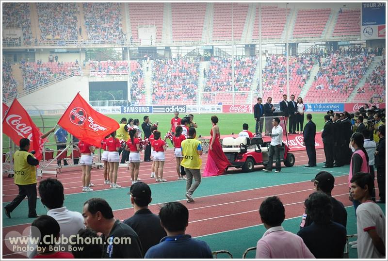 ชมพู่ อารยา โชว์เสียวขึ้นสลิงมอบถ้วยรางวัลโค๊กซุปเปอร์คัฟ