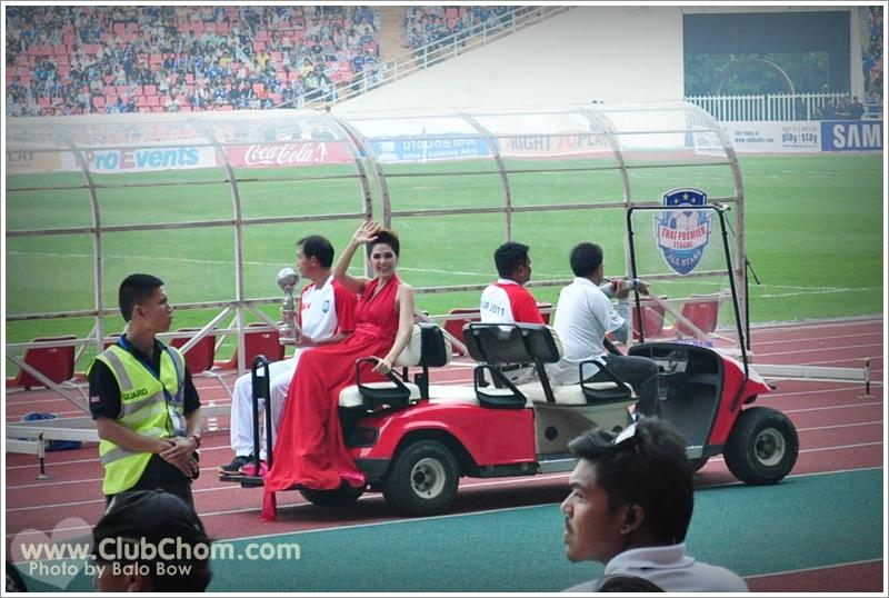 ชมพู่ อารยา โชว์เสียวขึ้นสลิงมอบถ้วยรางวัลโค๊กซุปเปอร์คัฟ