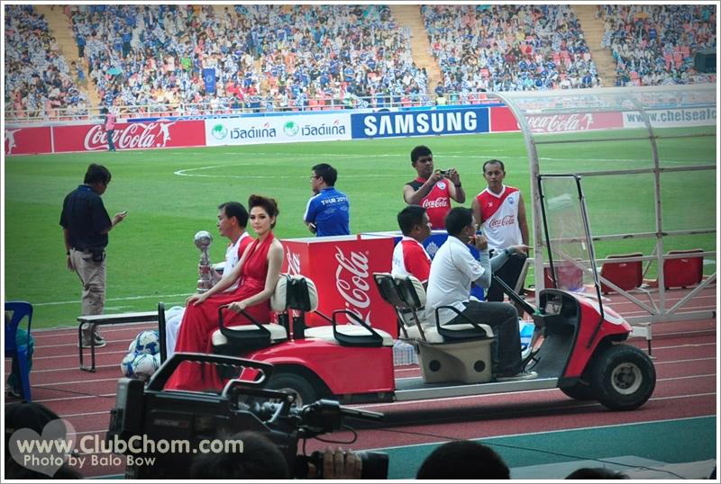 ชมพู่ อารยา โชว์เสียวขึ้นสลิงมอบถ้วยรางวัลโค๊กซุปเปอร์คัฟ