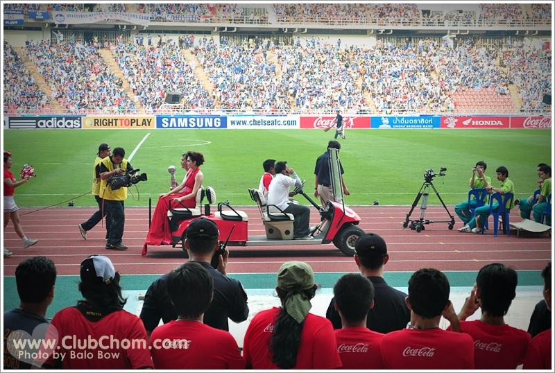 ชมพู่ อารยา โชว์เสียวขึ้นสลิงมอบถ้วยรางวัลโค๊กซุปเปอร์คัฟ