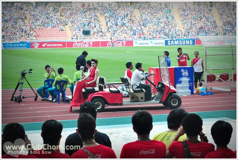 ชมพู่ อารยา โชว์เสียวขึ้นสลิงมอบถ้วยรางวัลโค๊กซุปเปอร์คัฟ