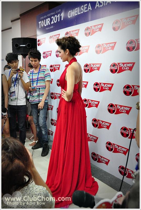 ชมพู่ อารยา โชว์เสียวขึ้นสลิงมอบถ้วยรางวัลโค๊กซุปเปอร์คัฟ