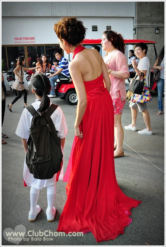 ชมพู่ อารยา โชว์เสียวขึ้นสลิงมอบถ้วยรางวัลโค๊กซุปเปอร์คัฟ