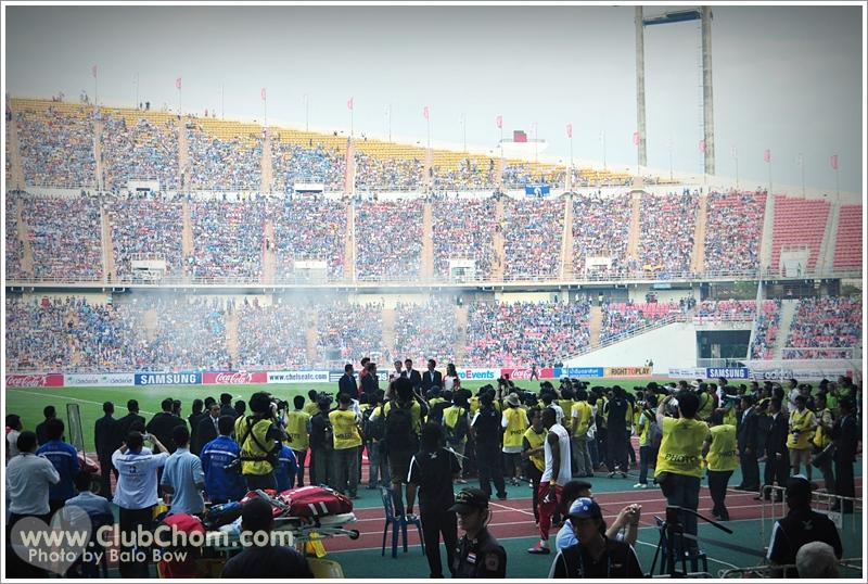 ชมพู่ อารยา โชว์เสียวขึ้นสลิงมอบถ้วยรางวัลโค๊กซุปเปอร์คัฟ