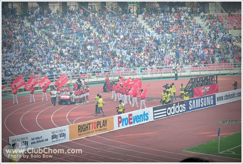 ชมพู่ อารยา โชว์เสียวขึ้นสลิงมอบถ้วยรางวัลโค๊กซุปเปอร์คัฟ