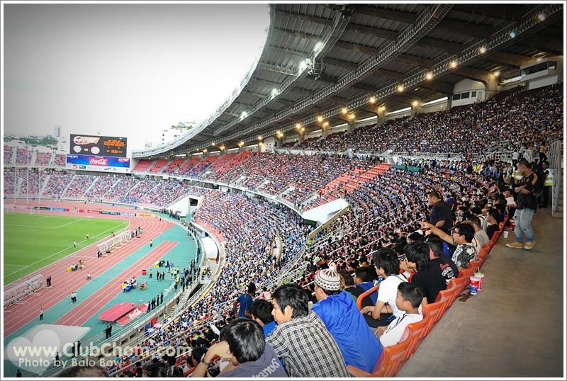 ชมพู่ อารยา โชว์เสียวขึ้นสลิงมอบถ้วยรางวัลโค๊กซุปเปอร์คัฟ
