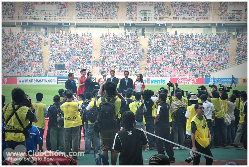 ชมพู่ อารยา โชว์เสียวขึ้นสลิงมอบถ้วยรางวัลโค๊กซุปเปอร์คัฟ