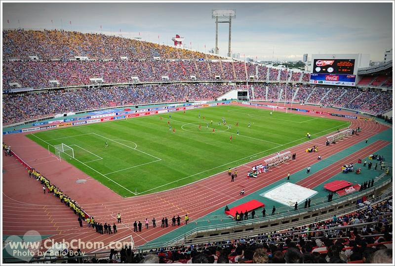 ชมพู่ อารยา โชว์เสียวขึ้นสลิงมอบถ้วยรางวัลโค๊กซุปเปอร์คัฟ