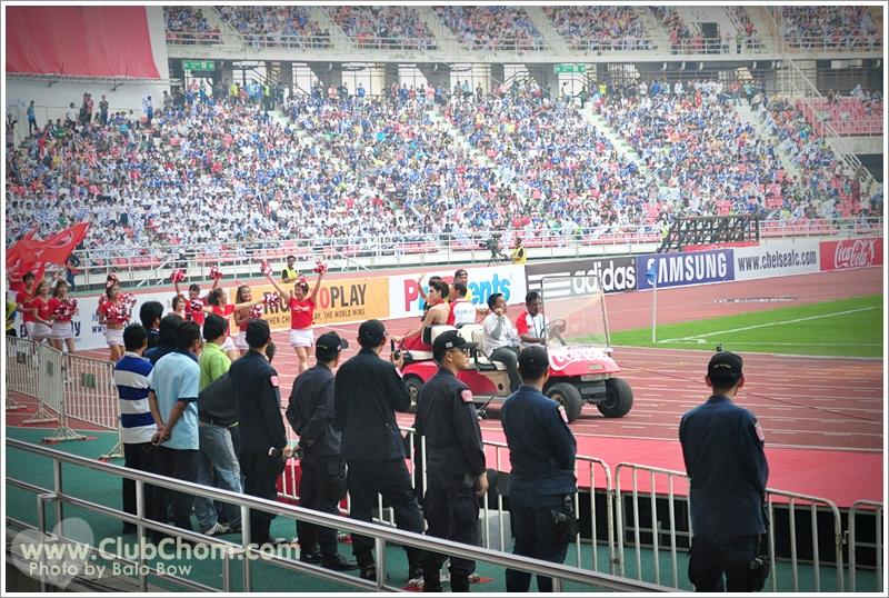 ชมพู่ อารยา โชว์เสียวขึ้นสลิงมอบถ้วยรางวัลโค๊กซุปเปอร์คัฟ