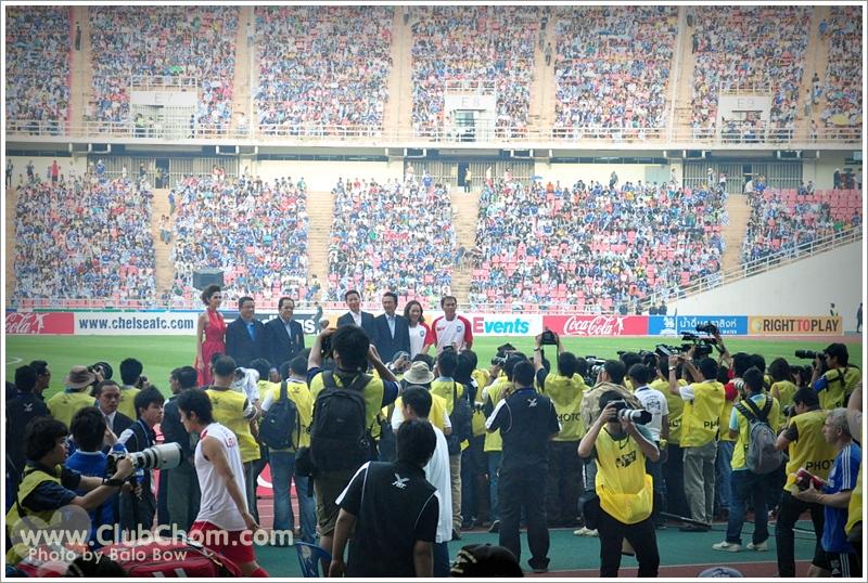 ชมพู่ อารยา โชว์เสียวขึ้นสลิงมอบถ้วยรางวัลโค๊กซุปเปอร์คัฟ