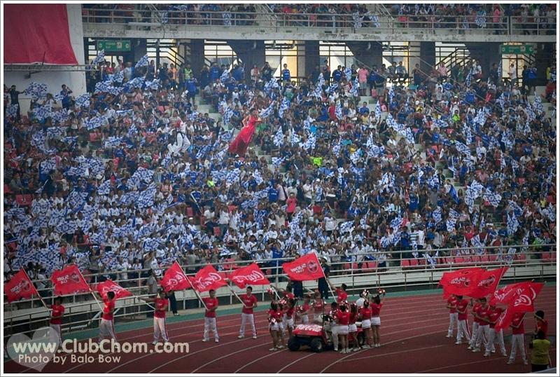 ชมพู่ อารยา โชว์เสียวขึ้นสลิงมอบถ้วยรางวัลโค๊กซุปเปอร์คัฟ